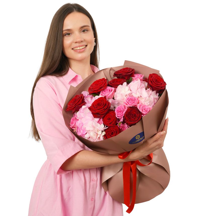 Букет "Чарівність троянд та гортензій" – доставка по Україні