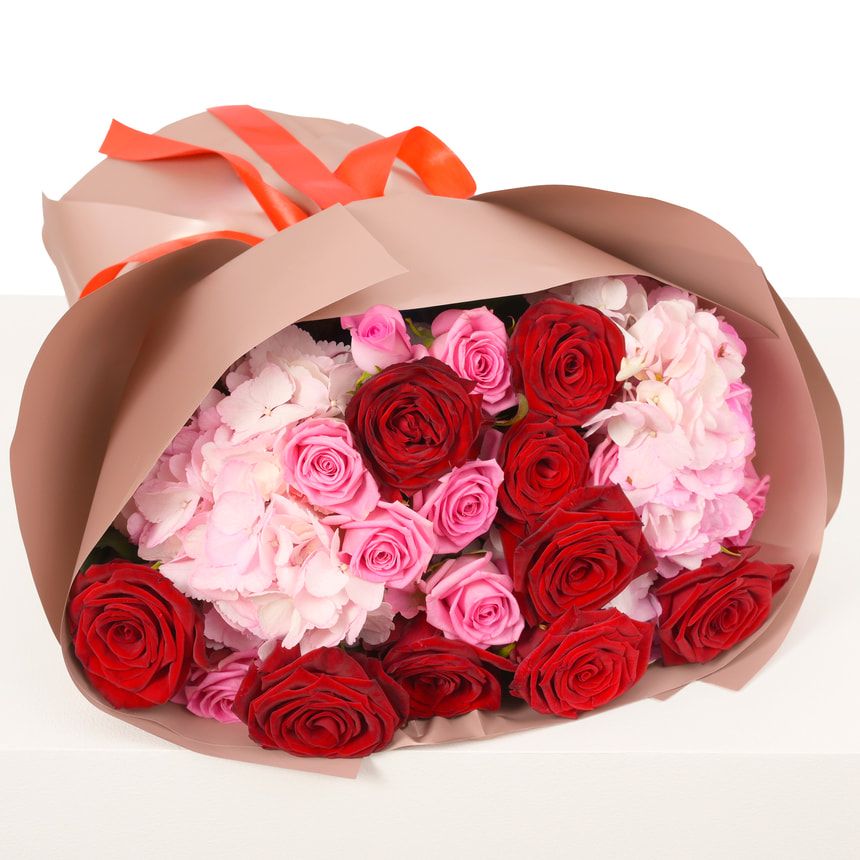 Букет "Чарівність троянд та гортензій" – замовити з доставкою