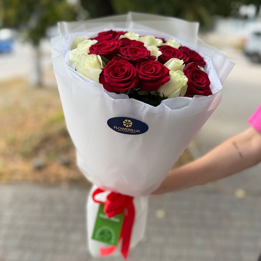 Букет "21 червона та біла троянда" – замовити на Flowers.ua
