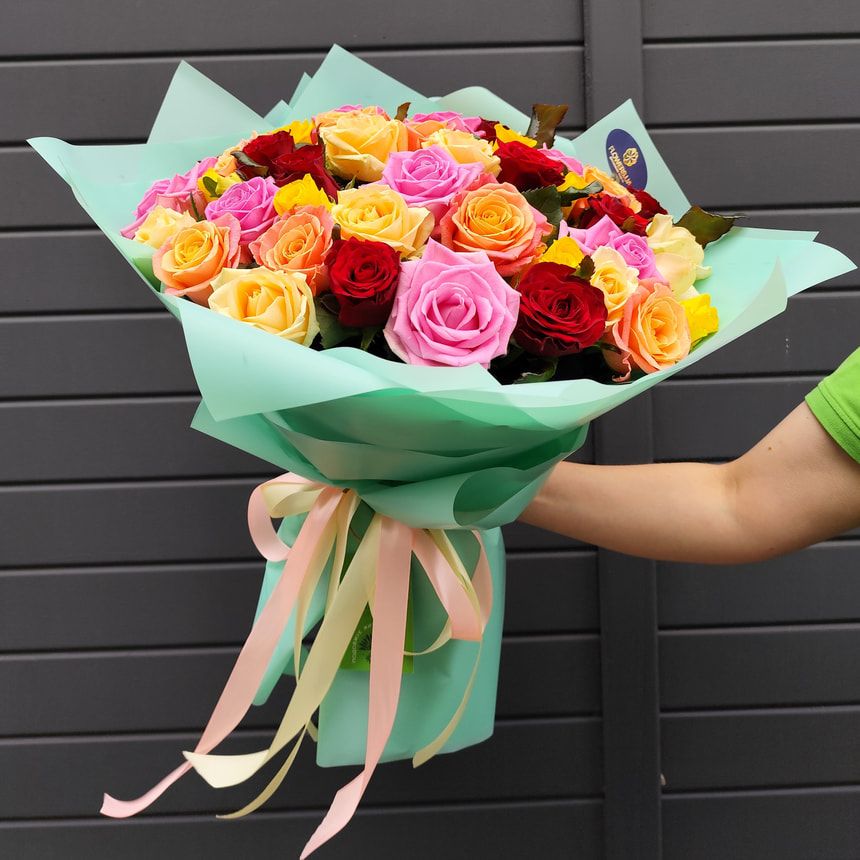 51 різнокольорова троянда