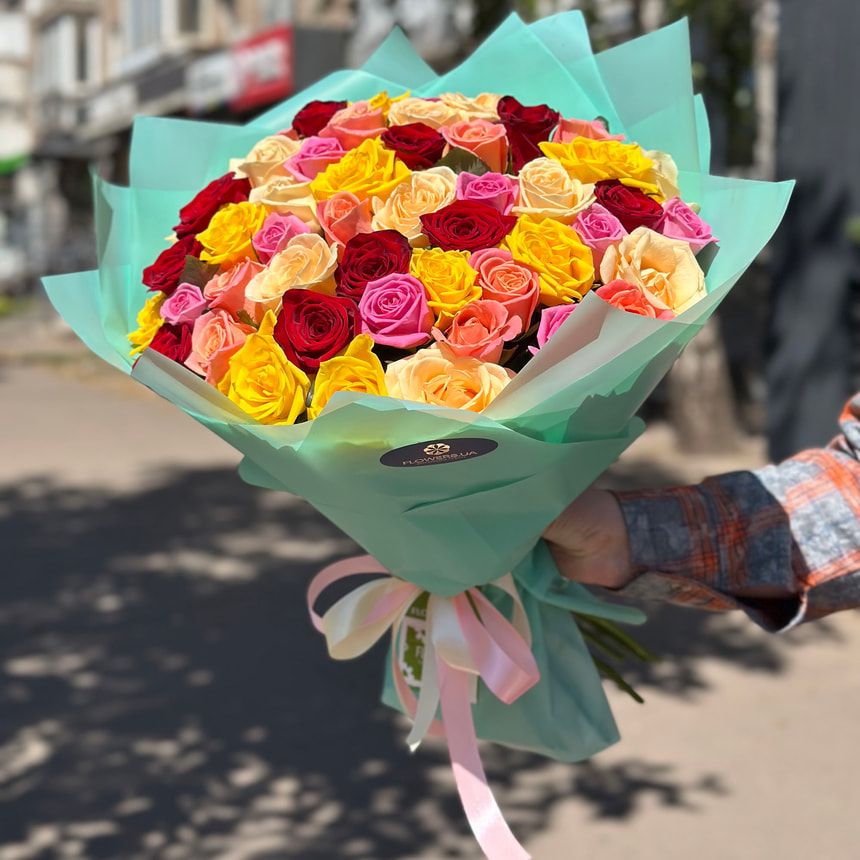 51 різнокольорова троянда
